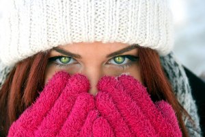 frau winter handschuhe kaltes wetter